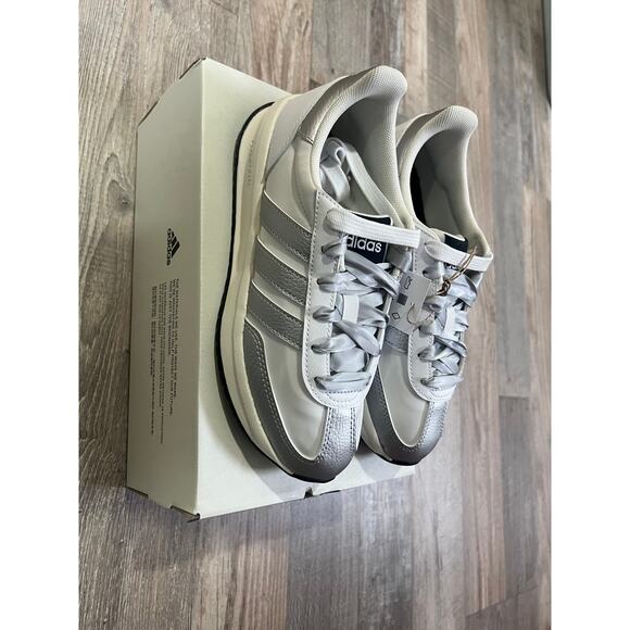 Adidas Run 70s 2.0 Sneaker | Girls Size 4 - Picture 4 of 7